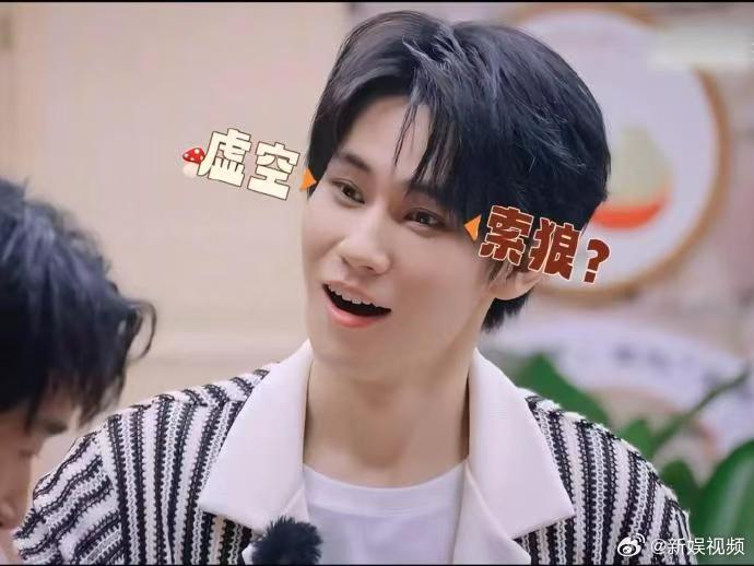 张真源用脸接鞋 救命，张哥怎么总是搞出这种神级名场面懵的样子简直萌到心巴，就冲这