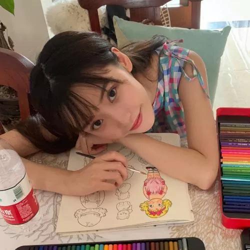 可爱女孩的艺术创作，色彩斑斓的童趣世界。艺术女孩 涂鸦少女写真 艺术少女成长记 