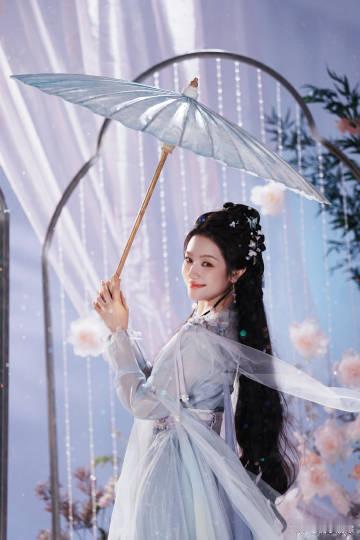 李兰迪撑伞古装海报李兰迪千云兮我的游戏我说了算 《千夜奇谭》终于官宣了李兰迪撑伞