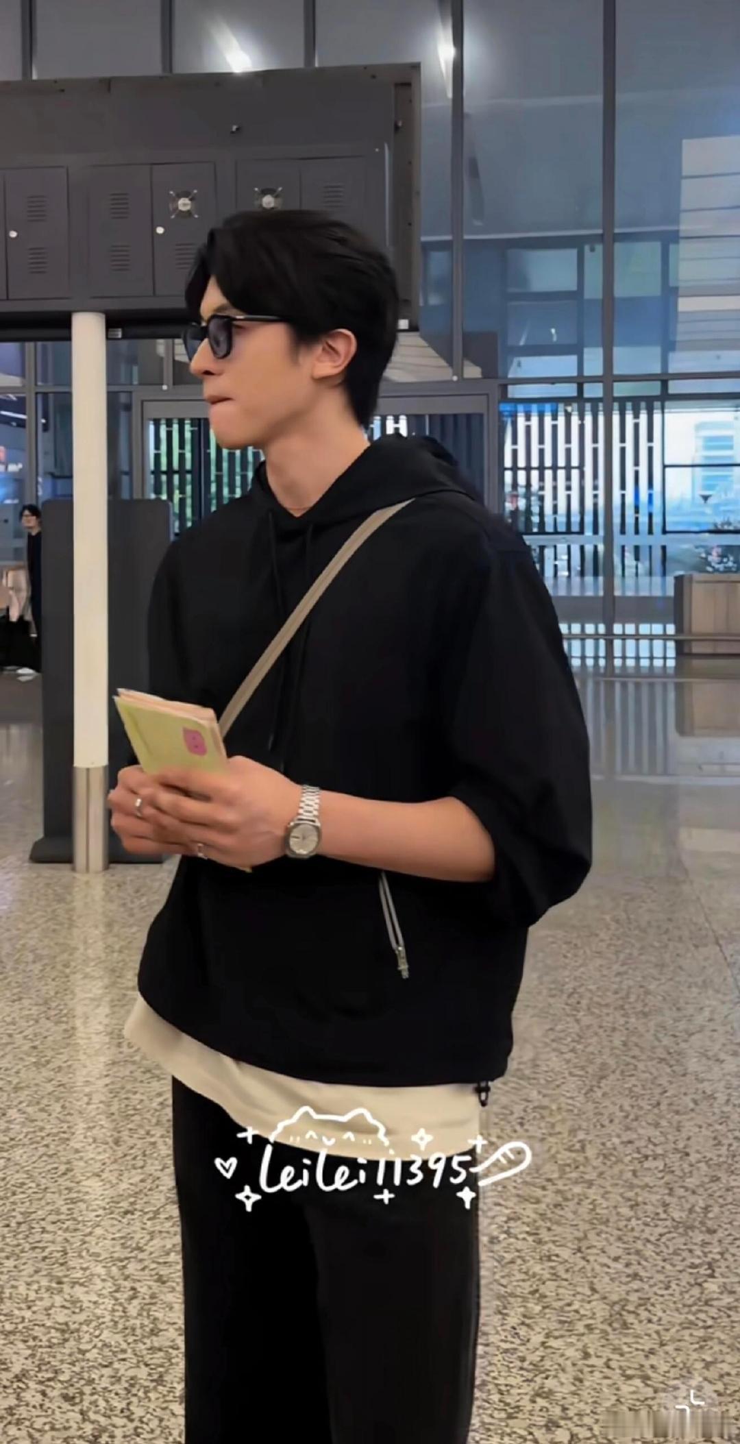幸卓辉神父造型幸卓辉巴黎时装周状态幸卓辉亮相巴黎时装周，神父风全黑造型太绝，松弛