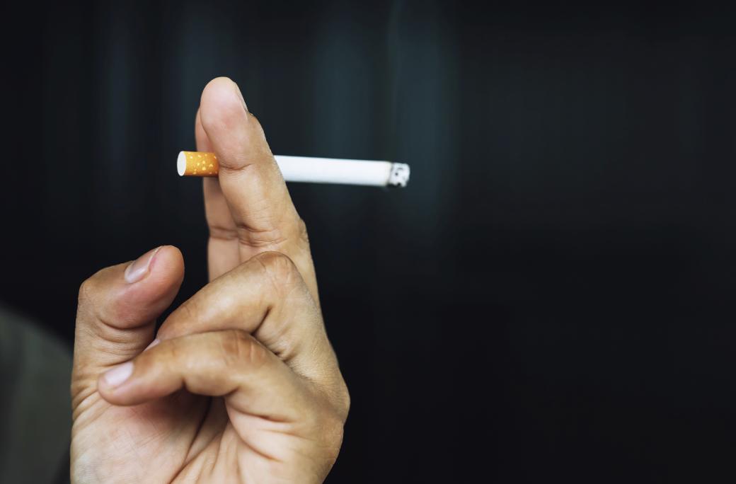 吸烟不仅致癌，还会让抗癌药直接失效。最新研究追踪了119名肝癌患者，发现吸烟者的