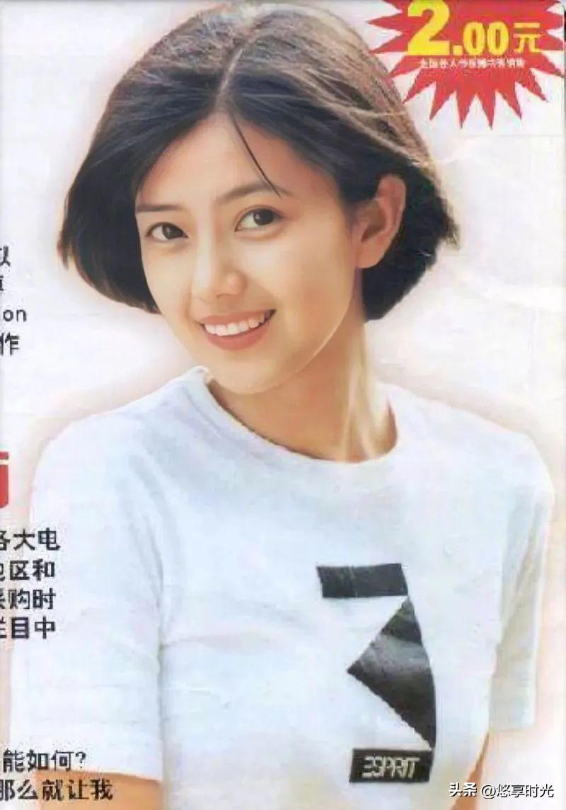 高圆圆上学时期有多漂亮，她班主任曾回忆过，当年很多班级男生追她。她成天穿宽松校服