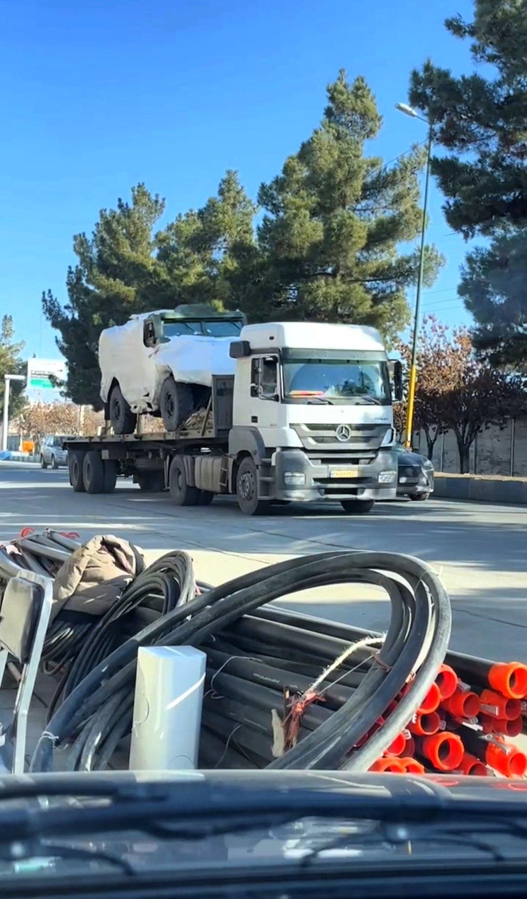 俄罗斯“斯巴达克”防地雷反伏击车在伊朗城市用卡车运输的照片，表明这些车辆正在陆续