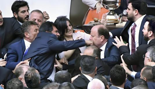 反噬如期而至，欧盟上演相互问责大戏：“当初是谁提议制裁中企的？”“为何非要主动挑