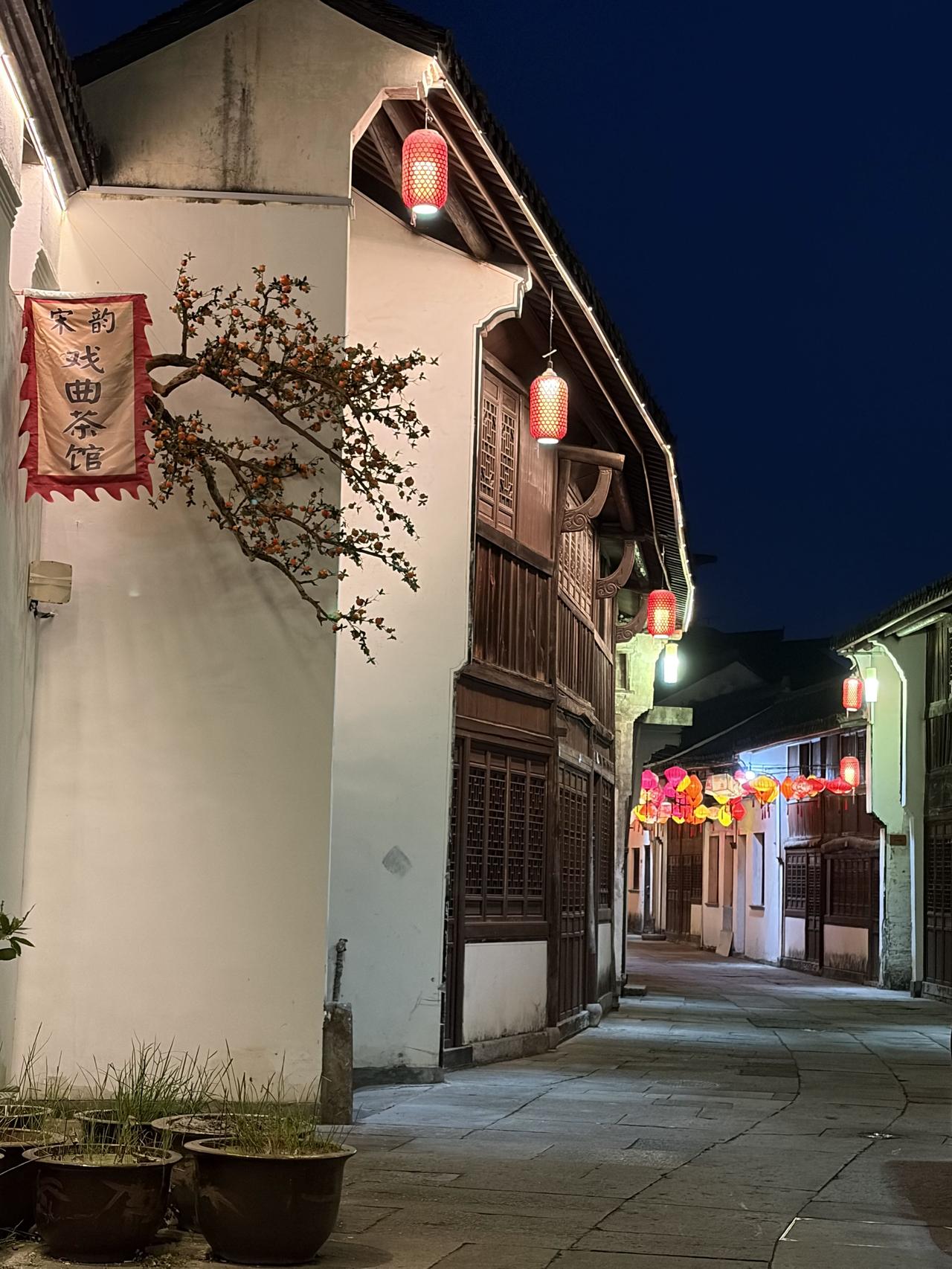 今儿童话世界。想起3月5号那天，下班时又是雨又是雪，阴冷得很，路上行人都裹着大棉