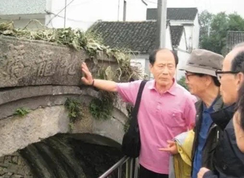 一群韩国老人跪在浙江湖州的古桥边嚎啕大哭，只因桥名和族谱上记载的一模一样，化龙、