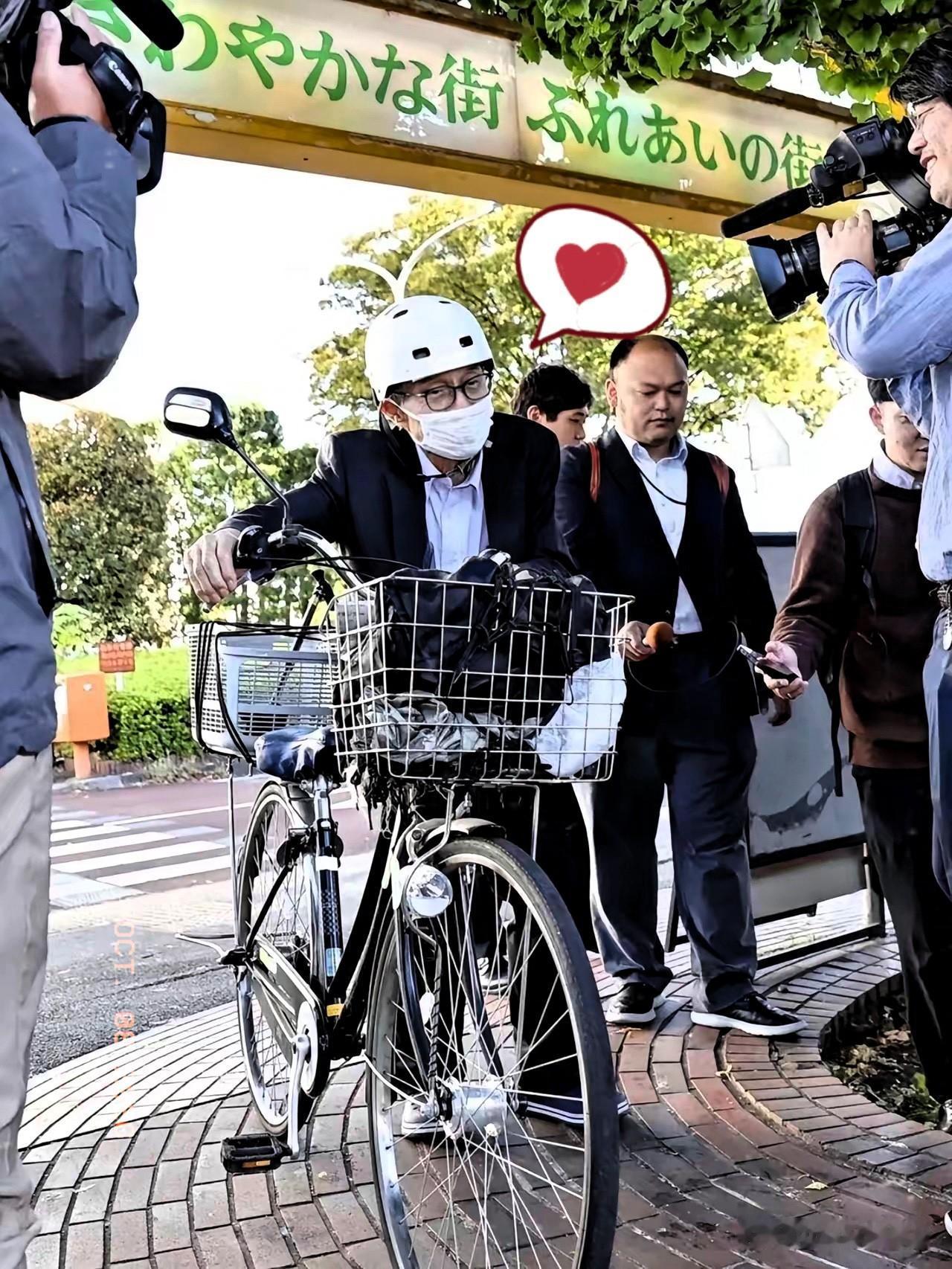 日本这位刚获诺贝尔奖的老教授，
是在超市买菜的时候接到了获奖通知电话，后来记者上