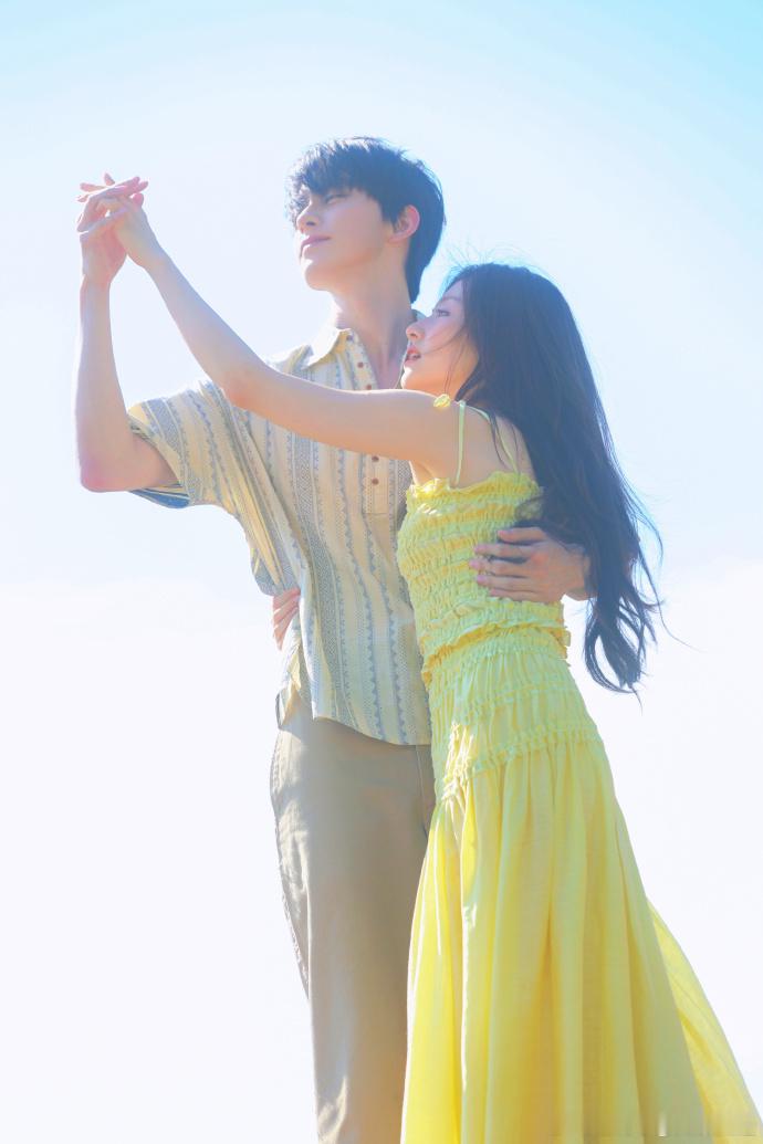 李兰迪敖瑞鹏芭莎对视合照敖瑞鹏微风群山花朵和莞儿 芭莎对视合照里，敖瑞鹏揽肩李兰