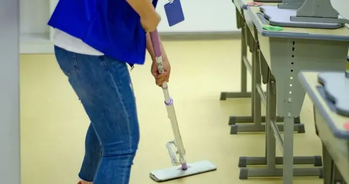 家委会收1500元请保洁打扫教室，学校不能推责 | 新京报快评