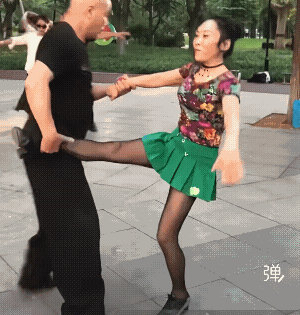 这大金镯子就该她拿，这几个动作大妈也是下了苦功夫的![赞]