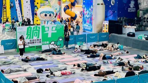 2025年11月15日，包头商场内，第三届喜临门“躺平大赛”热力开启，240名选