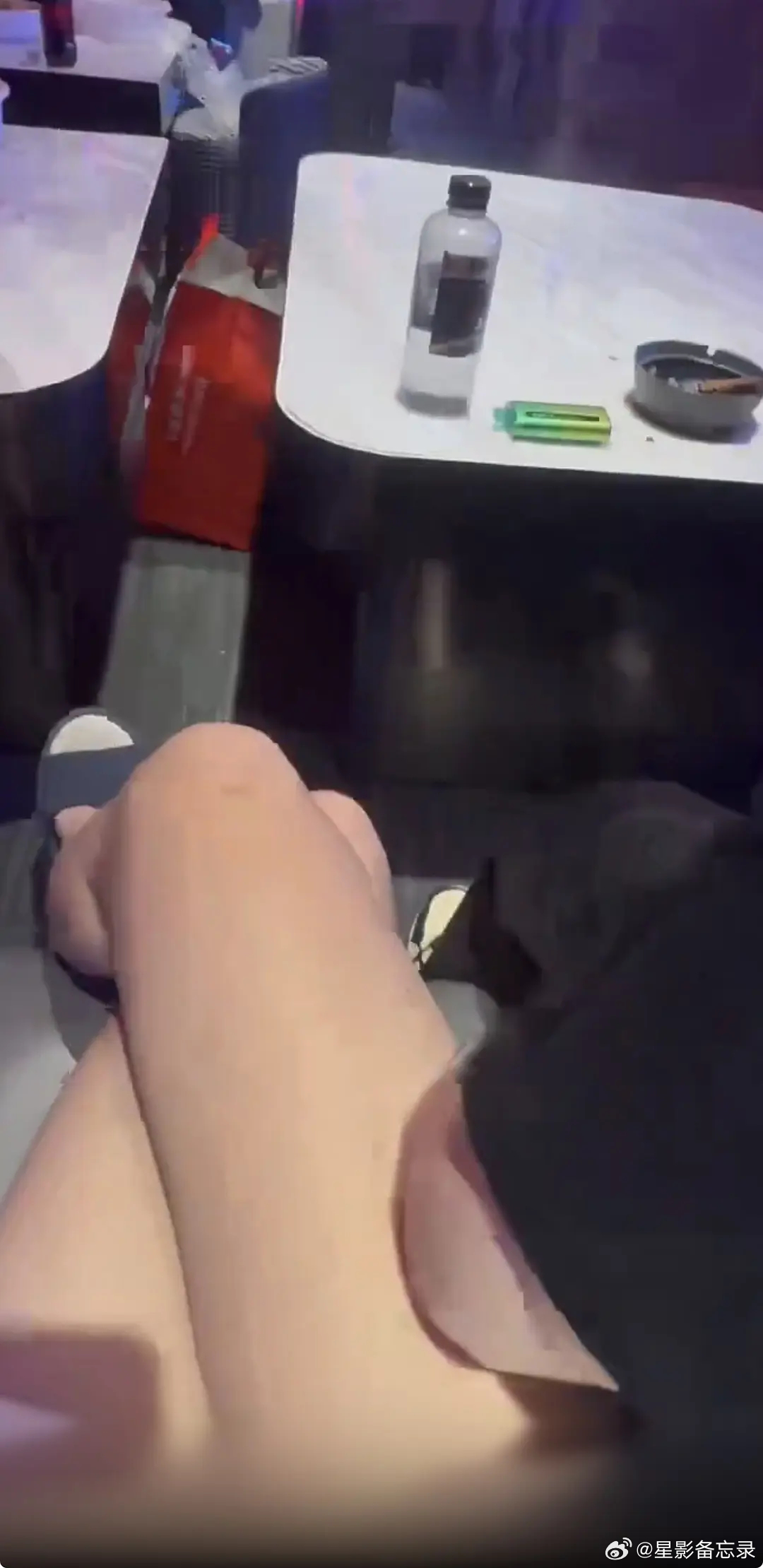 手都放腿上了…… 