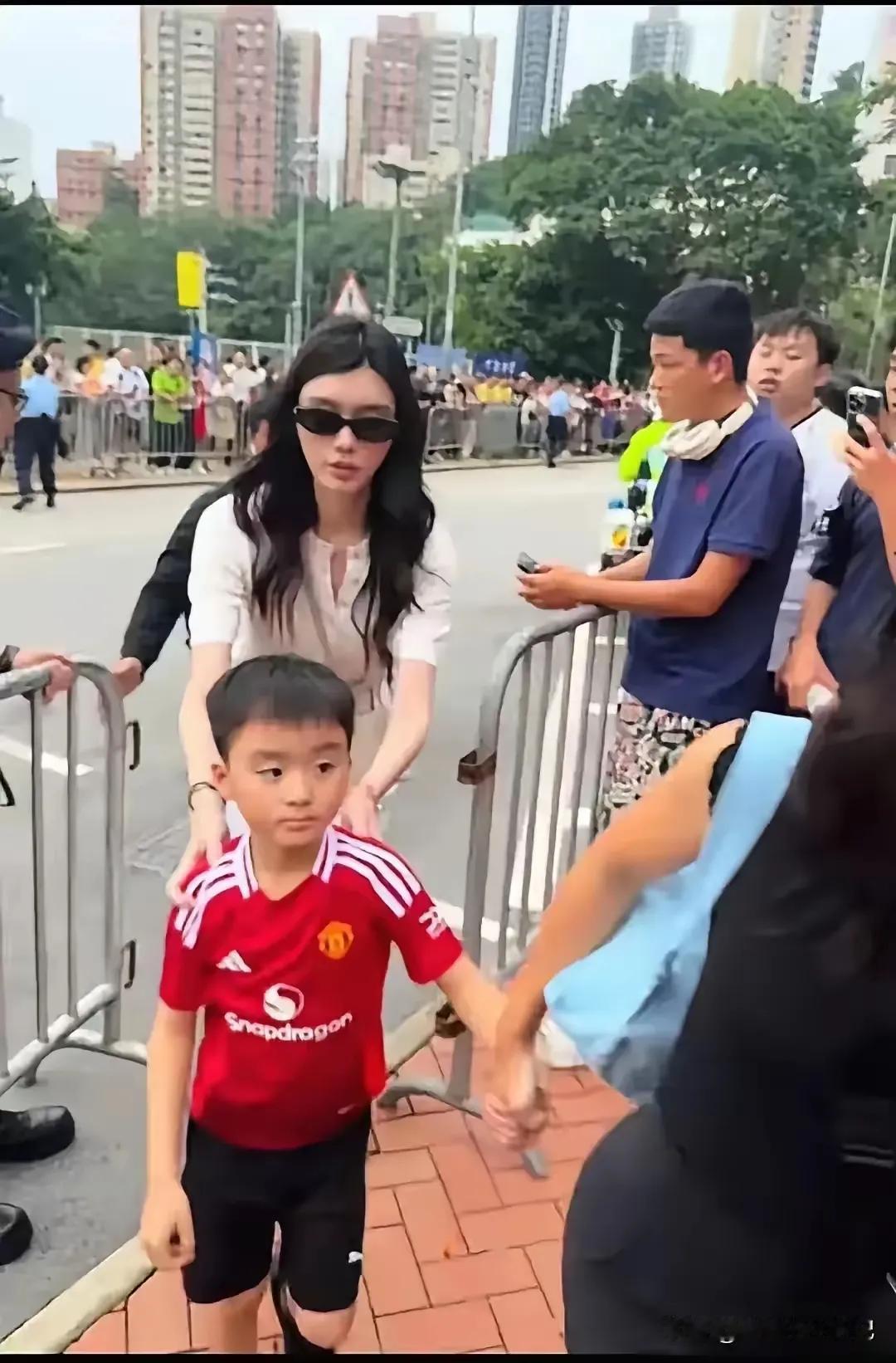 奚梦瑶儿子跟她年轻的时候长的还真是太像了，尤其是丹凤眼，很有辨识度
不过既然生在