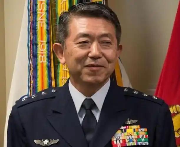 没想到，被中国制裁的日本政客岩崎茂，居然被爆出在中国有着巨额的资产，他的儿子在中