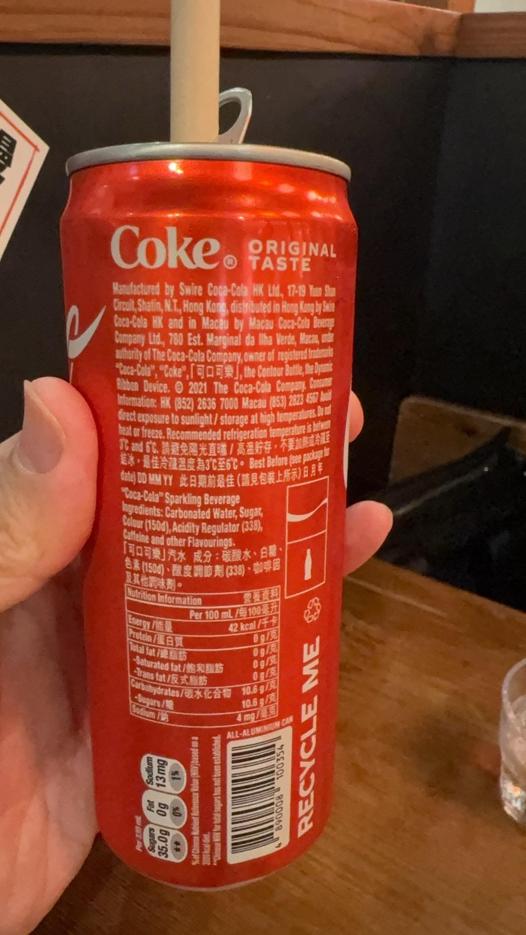 看网上的说，港版的可乐好喝一点，
原因就是配料表里面不是果糖，是白砂糖，

昨天