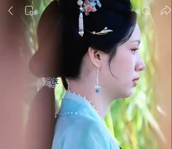 周也的侧脸是不是有点下巴后缩？ 