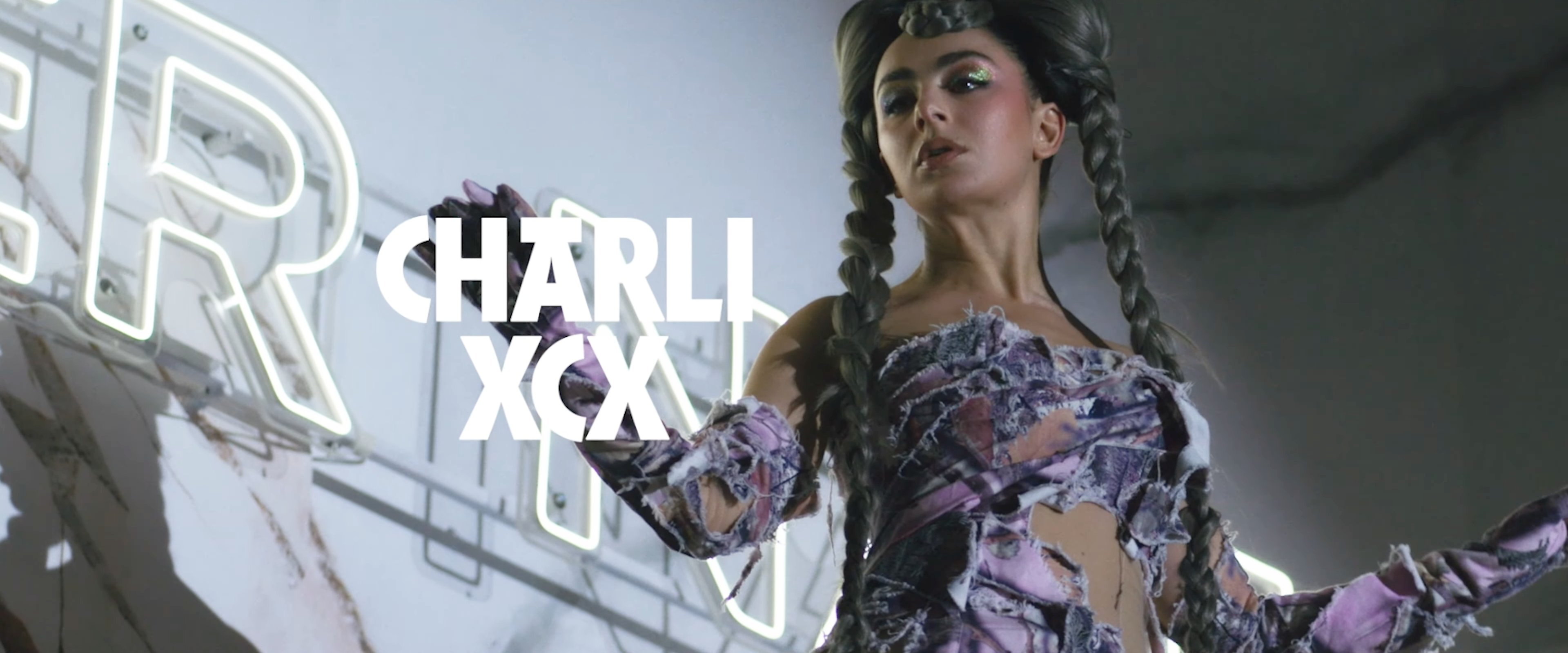 Charli xcx 参演 Romain Gavras 新片 SACRIFICE