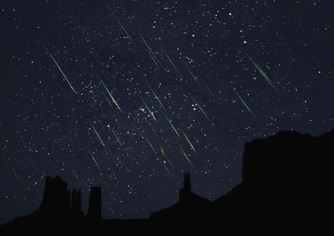 为什么流星雨根本不是 “下雨一样密集”？很多人看不懂：流星雨不是该满天都是流星吗