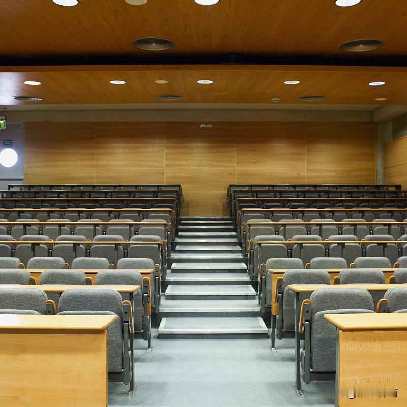 学校例会
 开学季的教职工大会，大概是很多老师每年的固定“仪式”。一下午的会议，