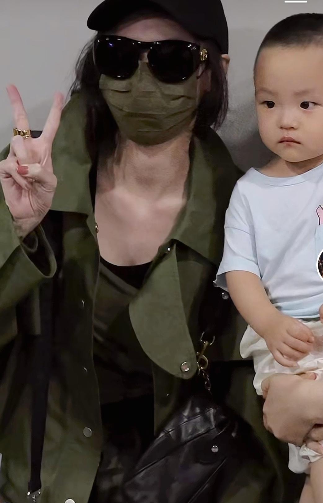 你们看到的都是张柏芝好像冻龄了，也太美了，她也太会算计了，小儿子竟然继承周星驰的