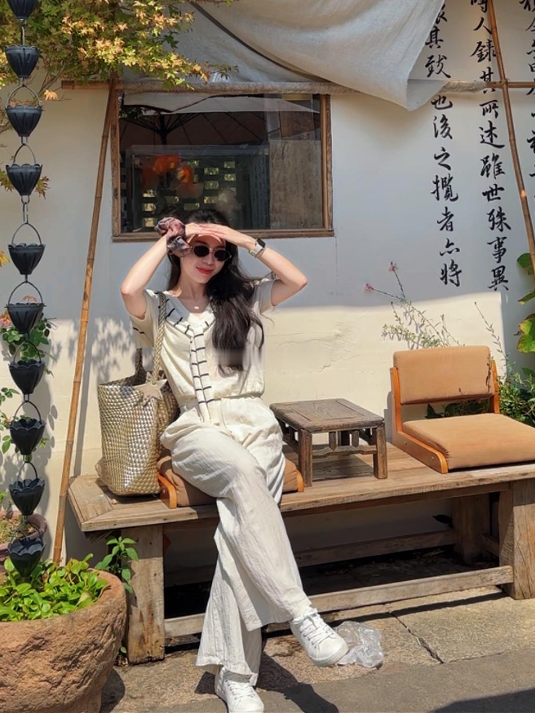 今日穿搭(ootd) 没有比支了自拍杆、凹了八百个动作，结果发现蓝牙遥控器没电了
