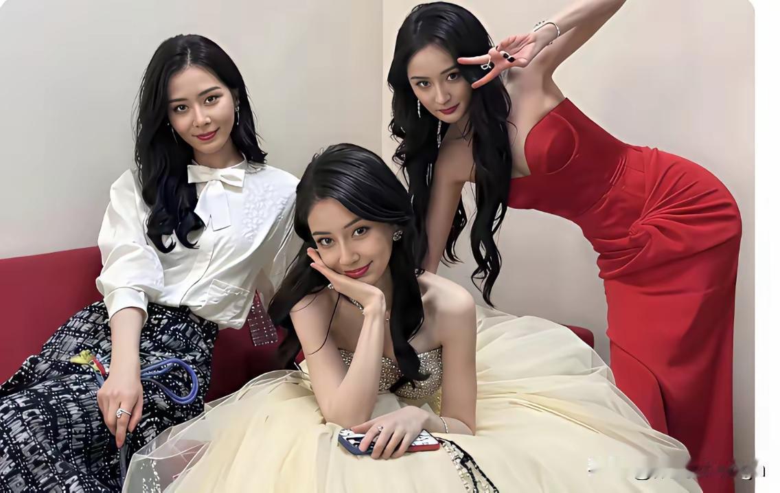 在这张三人同框的合照中，刘诗诗显得有些普通，杨颖却美得动人，杨幂则稍显妖娆。
刘