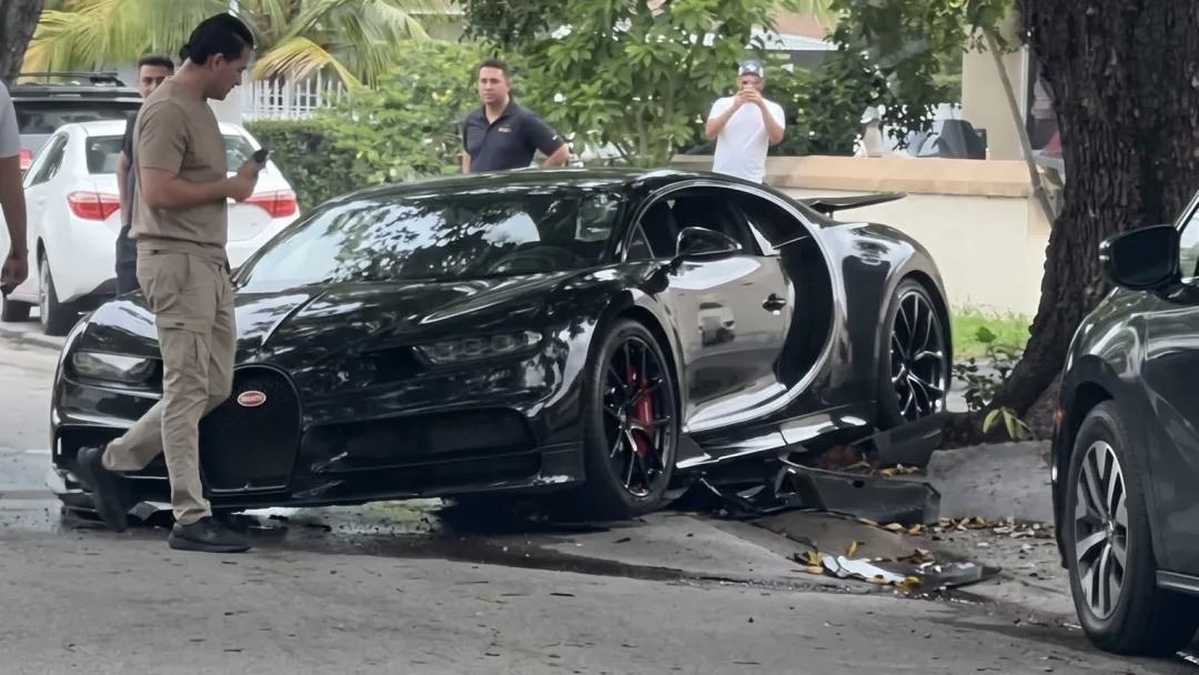 迈阿密街头一辆价值300万美元的黑武士布加迪chiron 撞毁布加迪 bugat