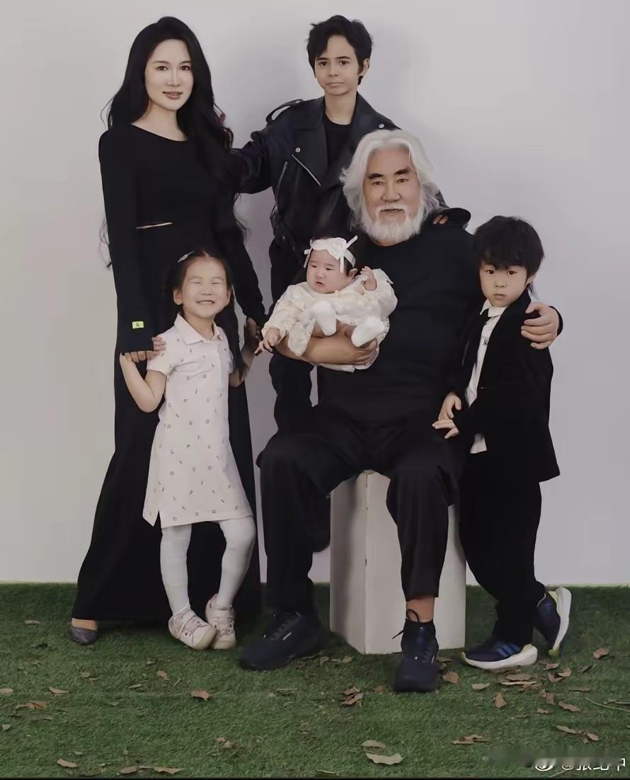 张纪中真的有很多很多的财产吧，不然妻子不会在他75岁的年纪还想拼五胎。
大儿子马