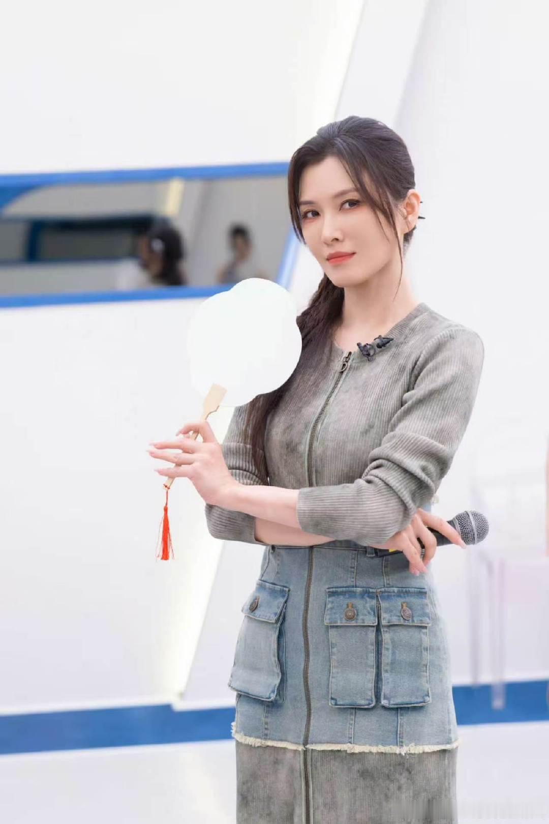 徐洁儿回应老来得粉徐洁儿想躺平的时候来了浪姐面对网友老来得粉的调侃，徐洁儿趣味回