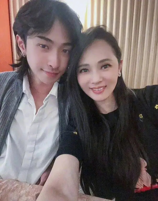 56岁伊能静自曝还有生理期，疑靠吃药维持生育能力，秦昊长满白发难逃中年危机.5前