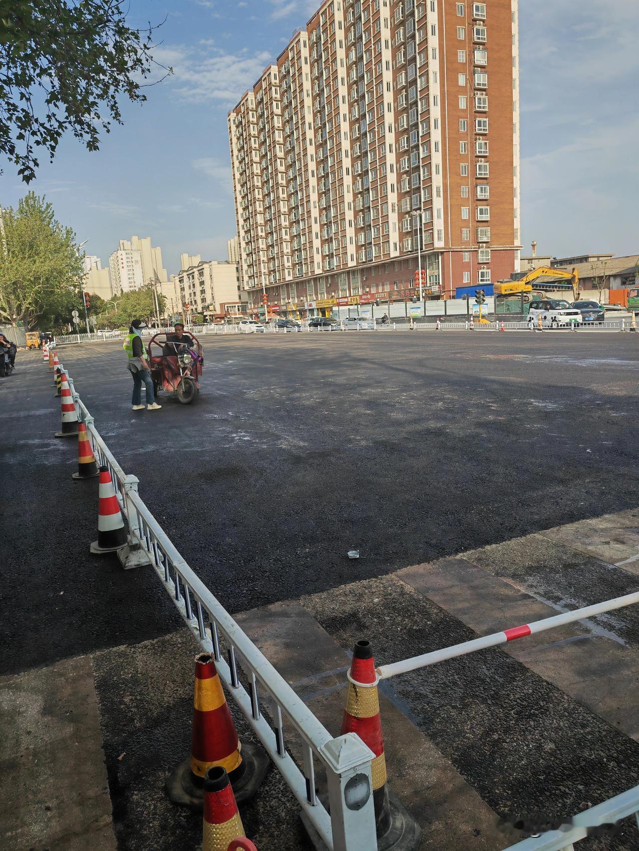 宝泉路地铁站旁边的道路终于改建完成了，即将恢复通行，终于完工了，又恢复原样，不再