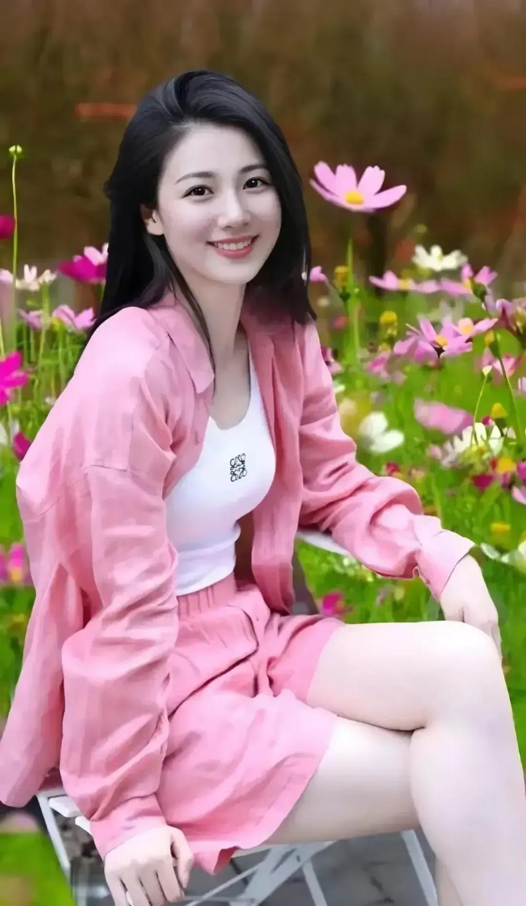 美丽的倩影，
点燃了诗人的诗兴。
优美的文字，
带给读者美的享受！