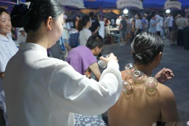 临海中医药文化夜市出圈惠民接地气的夜市搭建起传统文化桥梁，让千年中医药走出诊室、