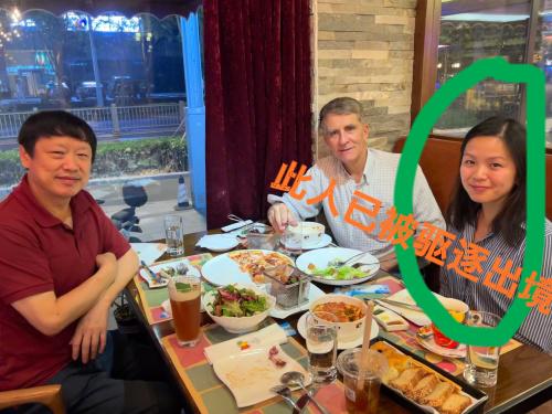 无题当有题
老胡认识王月眉，
请人吃饭他作陪。
王某已经驱出境，
不知老胡后悔没