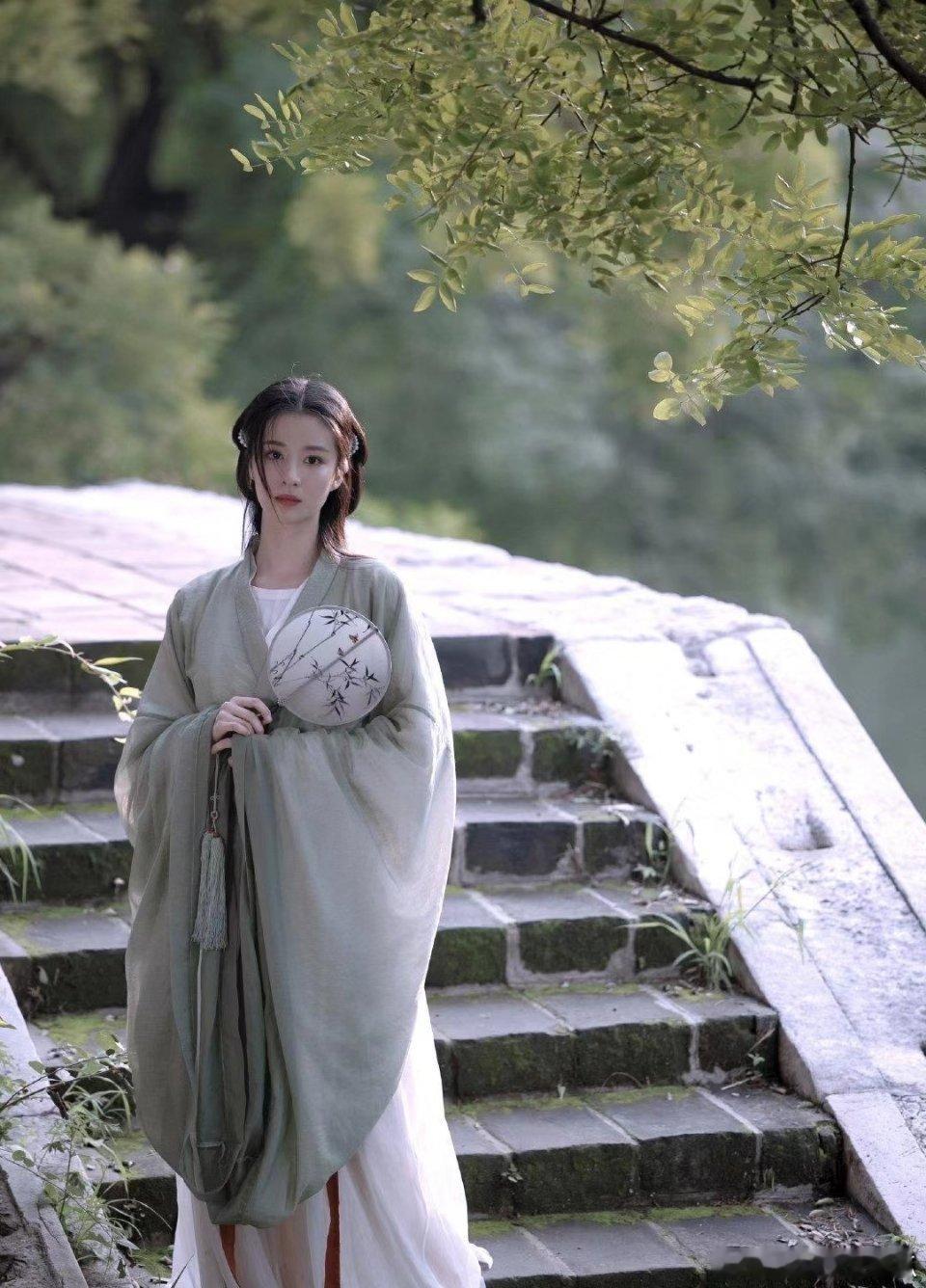 感觉王楚然这套衣服看起来质感真的不怎么好，但是穿在她身上就有一种清冷感 ​​​