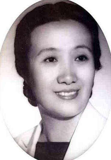 1925年，已连生4女的董竹君，为满足丈夫想要儿子的心愿，冒死怀上第五胎。谁料，