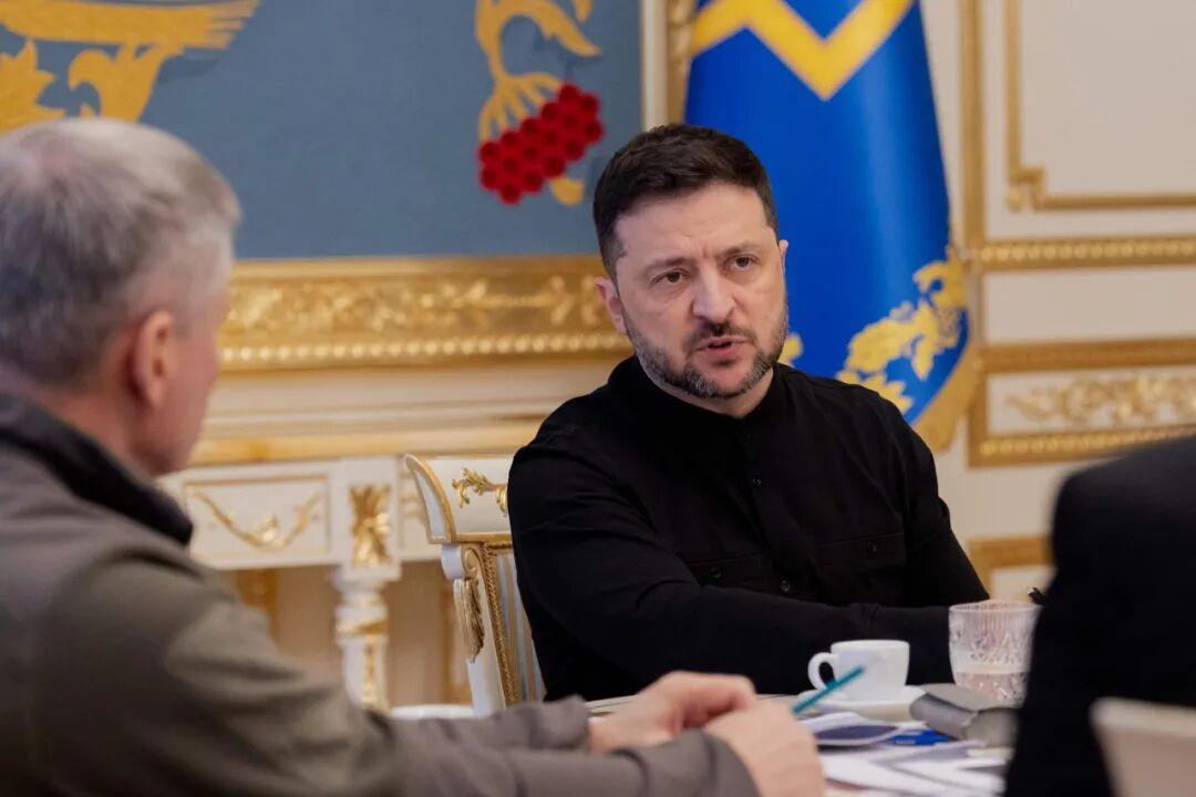 泽连斯基终于承认红军城形势严峻，根据俄罗斯方面的消息，17万俄军对红军城形成包围