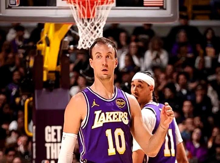 湖人两大巨星同场，每百回合狂丢120分。
 
对手一个挡拆直接杀进内线，勒布朗补