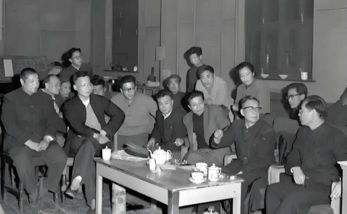 连基因都不准承认？苏联强推伪科学，陆定一硬气反击真相爆出
新中国成立初期，全国掀
