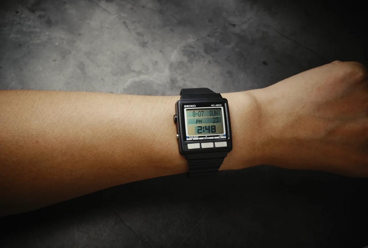 我的第一块手表是的电子表，好像是西铁城牌的，40年前还上高中，我姐夫给我一块电子