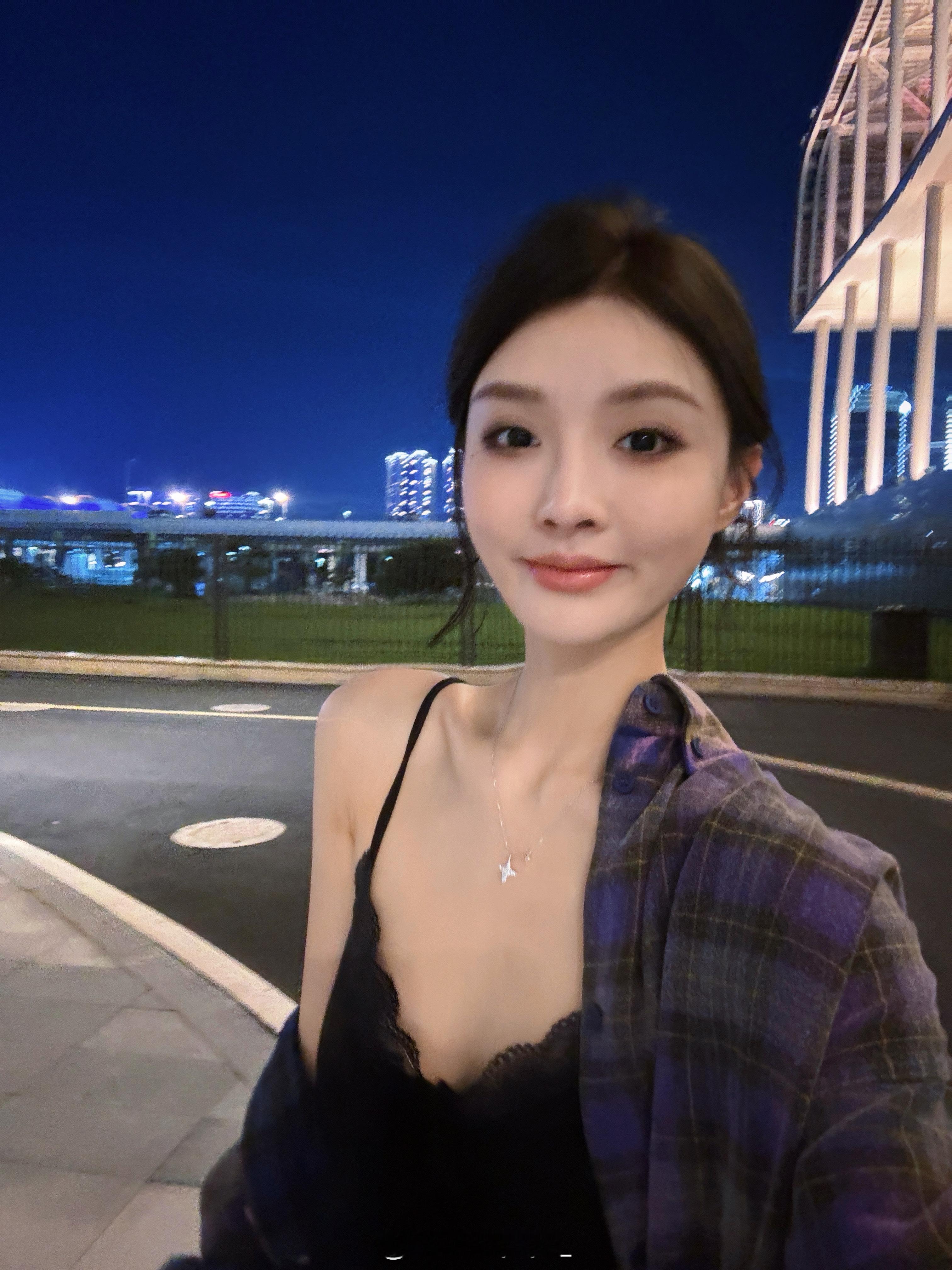 嘻嘻速更日上周六晚上 在奥体边上闲逛 遇到好多看演唱会的人 啥时候我也要抢一抢票