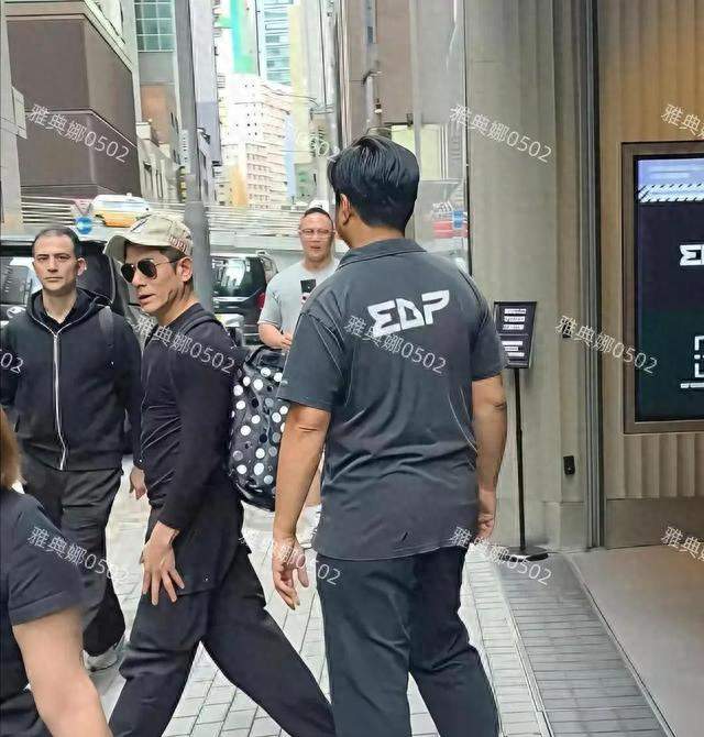 香港街头拍下生图，郭富城褪去舞台包裝，网友却揪着身高吵翻！