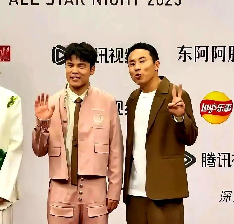 两个争夺同一冠军的男人，在对方胜利时笑了。
何广智捧起奖杯时，徐志胜在台下鼓掌。