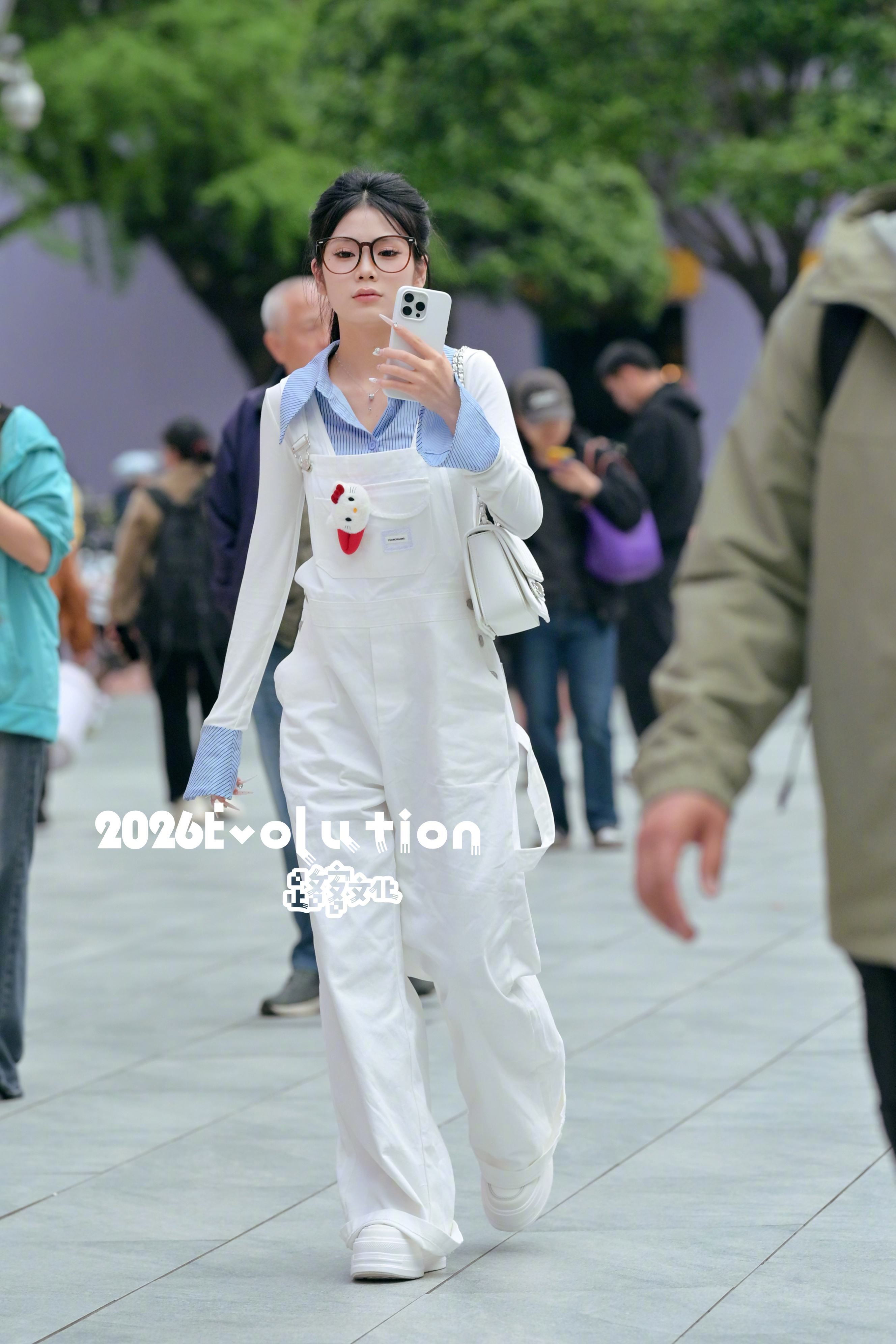 白色背带裤好看耶 