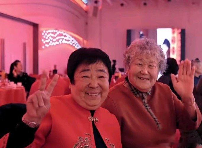 网红田姥姥送别小张姥姥啊，原来刚才推送的姥娘是这位小张姥姥啊 ​​​