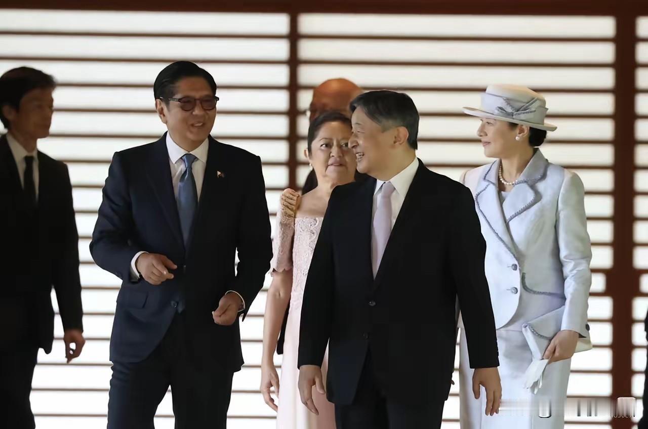 菲律宾总统小马科斯夫妇访问日本，受到日本天皇夫妇亲切接见，这待遇也是难得一见！