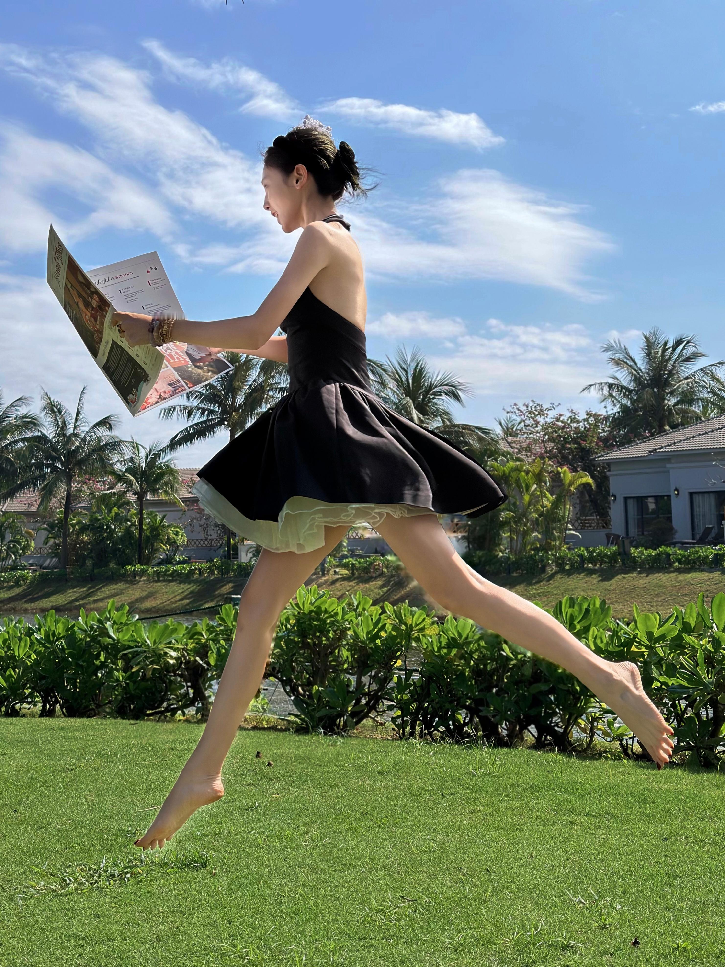 彭小苒露背一张比一张哇噻彭小苒2026元旦新年营业照，新的一年起飞