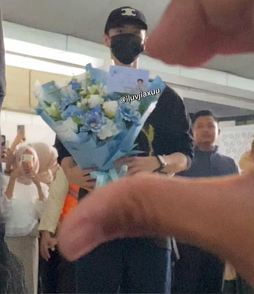 陈哲远到达印尼人气爆棚，好多人排队来看陈哲远[太开心] ​​​