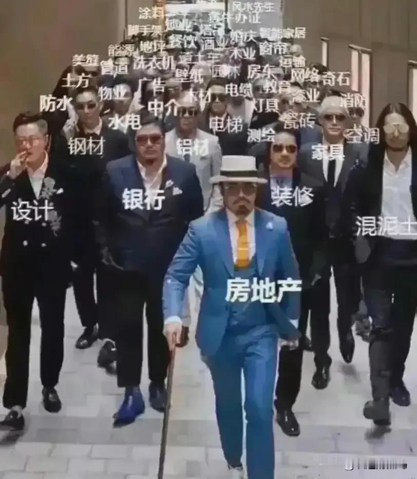 几天前和朋友聊天，说起房地产崩盘，其实这与许家印被抓，虽有因果关系，但仍然是受经
