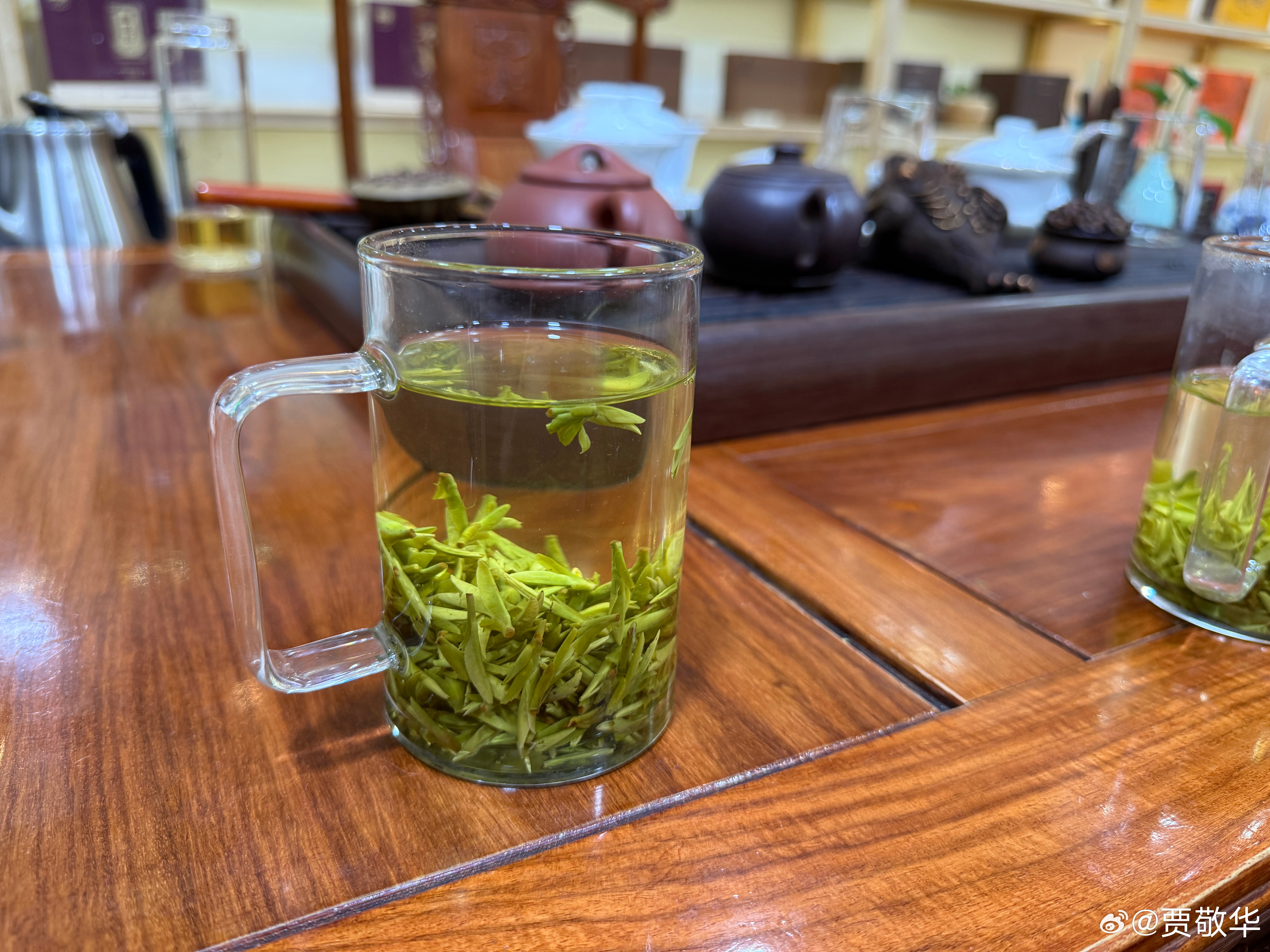 两种不同价格的茶叶，价格相差几百块钱。大家猜一下，那个茶叶价格贵？ ​​​